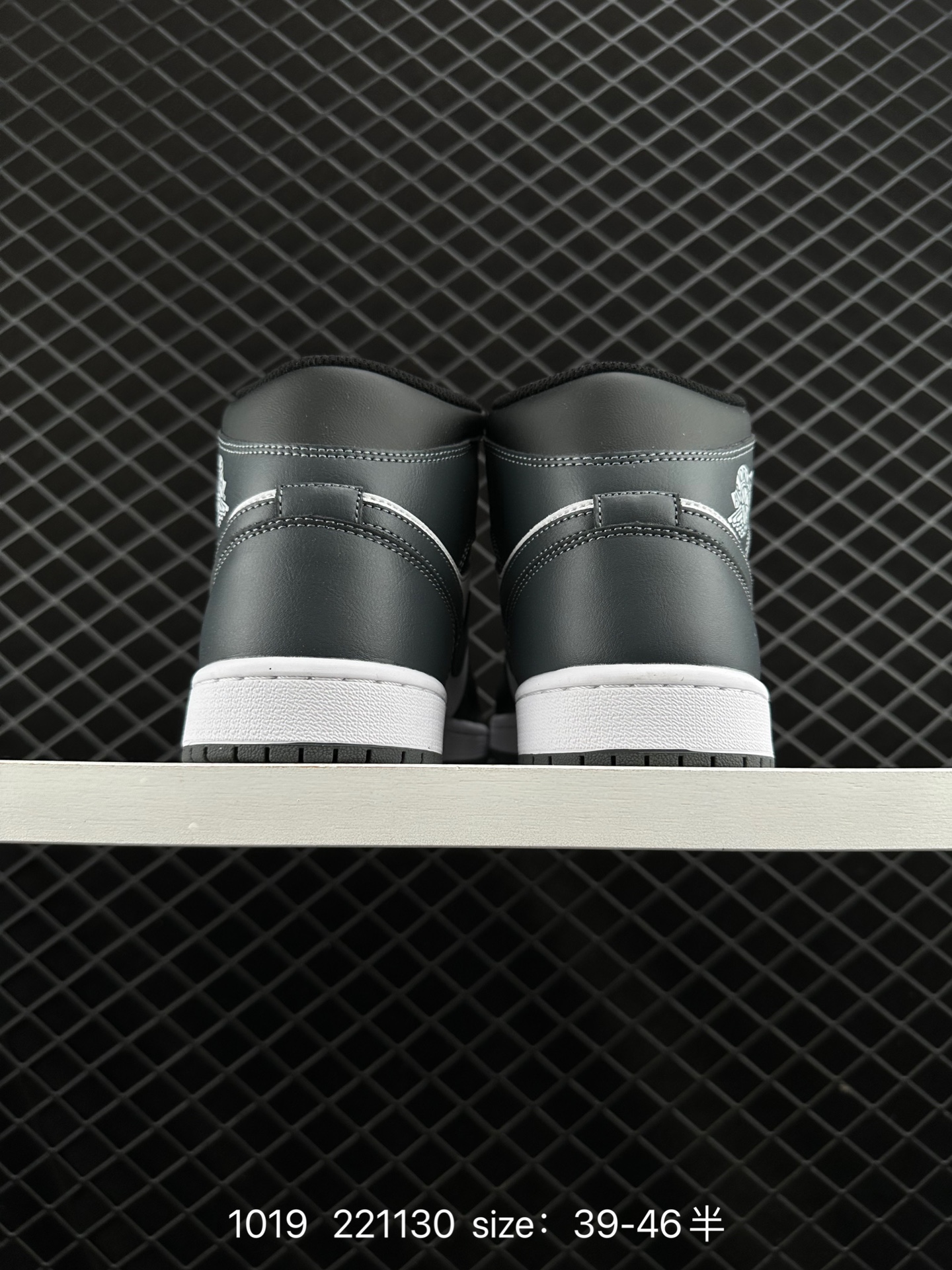 NIKE Air Jordan 1 Retro Mid”Reverse Black Toe“